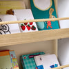 SoBuy KMB121-WN Børnebogreol, børnehylde, legetøjshylde med 4 hylder til bøger og dekoration, Montessorihylde, børneværelsesmøbler, hvid og natur, 60 x 130,5 x 15 cm